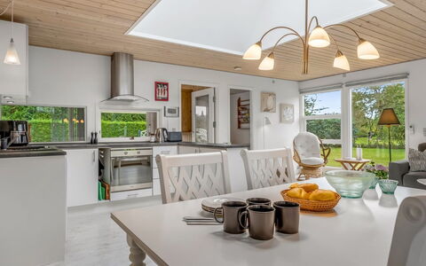 Einari - 500M from the Sea: Interior Design, Mobilia, Pavimentazione, Lampada, Cucina, Soffitto, Legna, Pavimento, Controsoffitto, Illuminazione