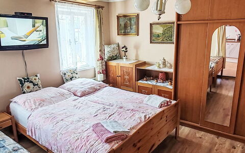 Jiřetínská Chaloupka: Mobilia, Letto, Camera Da Letto, Bedding, Interior Design, Lenzuolo, Legna, Pavimento, Biancheria, Camera