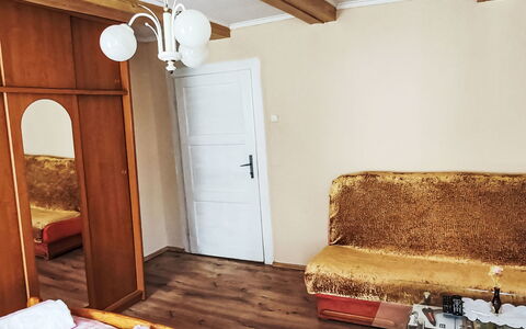 Jiřetínská Chaloupka: Legna, Pavimentazione, Pavimento, Interior Design, Camera, Mobilia, Color Legno, Camera Da Letto, Latifoglie, Letto