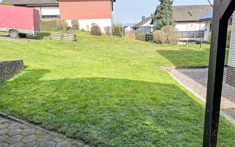 Celine: Erba, Arbusto, Casa, Zona Residenziale, Prato, Lotto, Giardino, Casa, Groundcover