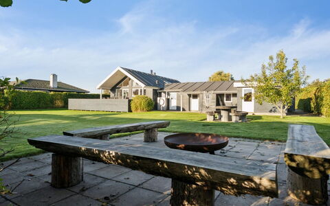 Tajo - 200M from the Sea: Raccordo, Casa, Tetto, Casa, Zona Residenziale, Villetta, Cortile, Shade, Backyard, Prato