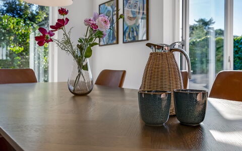 Assa - 500M from the Sea: Mobilia, Interior Design, Pavimentazione, Tavolo, Sala Da Pranzo, Legna, Cucina & Sala Da Pranzo Tavolo, Pavimento, Tavola, Sedia