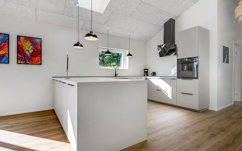 Assa - 500M from the Sea: Pavimentazione, Interior Design, Parete, Pavimento, Soffitto, Legna, Lampada, Cucina, Pavimento In Legno, Mobilia