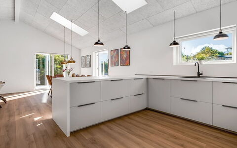 Assa - 500M from the Sea: Cucina, Pavimentazione, Controsoffitto, Legna, Pavimento, Interior Design, Pavimento In Legno, Elettrodomestico Da Cucina, Cabinetry, Mobilia