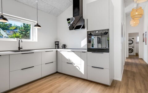 Assa - 500M from the Sea: Cucina, Controsoffitto, Elettrodomestico Da Cucina, Cabinetry, Interior Design, Pavimentazione, Apparecchio Major, Legna, Soffitto, Elettrodomestico