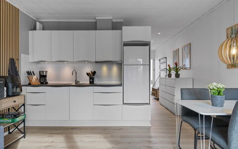 Asfrid - 80M from the Sea: Mobilia, Cucina, Interior Design, Pavimentazione, Controsoffitto, Elettrodomestico Da Cucina, Cabinetry, Pavimento, Legna, Pavimento In Legno