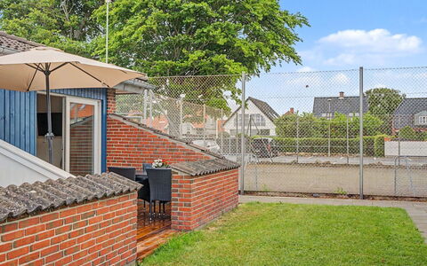 Asfrid - 80M from the Sea: Zona Residenziale, Tetto, Casa, Casa, Brick, Muratura, Pendenza, Shade, Giardino, Sobborgo