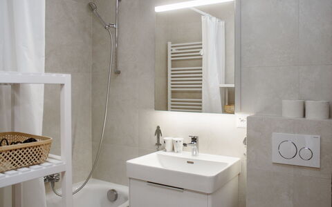 Apollo 2: Interior Design, Pavimentazione, Parete, Idraulico Fixture, Pavimento, Bagno, Lavello, Lavandino Del Bagno, Specchio, Rubinetto
