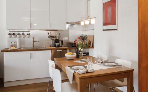 Apollo 2: Mobilia, Cucina, Controsoffitto, Interior Design, Cabinetry, Elettrodomestico Da Cucina, Pavimentazione, Parete, Lampada, Legna