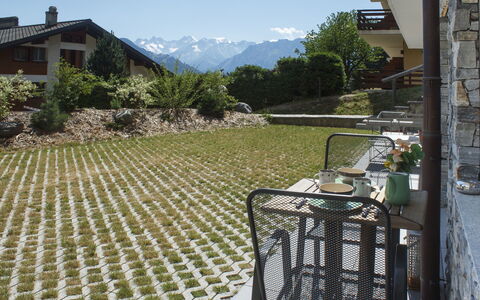 Apollo 2: Giardino, Mobili Da Esterno, Flagstone, Groundcover, Sedia, Backyard, Landscaping, Shade, Cortile, Prato