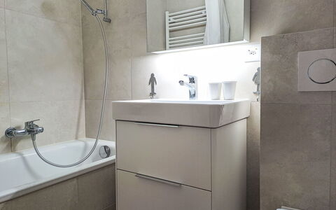 Apollo 2: Idraulico Fixture, Bagno, Pavimentazione, Lavello, Pavimento, Lavandino Del Bagno, Interior Design, Rubinetto, Gabinetto, Idraulico