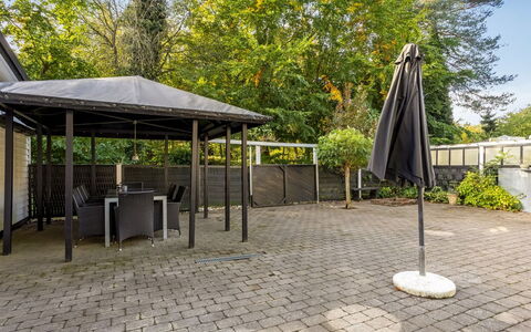 Ranka - 300M from the Sea: Villetta, Backyard, Cortile, Edifici Giardino, Capannone, Raccordo, Mobili Da Esterno, Log Cabin, Struttura Esterna, Baracca