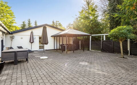 Ranka - 300M from the Sea: Villetta, Backyard, Cortile, Edifici Giardino, Capannone, Raccordo, Mobili Da Esterno, Log Cabin, Struttura Esterna, Baracca