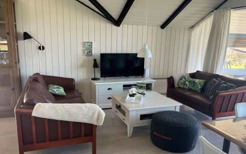 Filipa - 200M from the Sea: Mobilia, Interior Design, Pavimentazione, Legna, Pavimento, Soffitto, Divano, Camera, Soggiorno, Illuminazione