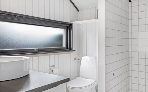 Filipa - 200M from the Sea: Parete, Idraulico Fixture, Legna, Interior Design, Bagno, Pavimentazione, Pavimento, Idraulico, Soffitto, Rubinetto
