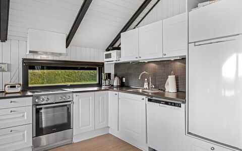 Filipa - 200M from the Sea: Cucina, Apparecchio Major, Controsoffitto, Elettrodomestico Da Cucina, Interior Design, Soffitto, Pavimentazione, Idraulico Fixture, Cabinetry, Cucina Stufa