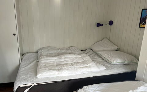 Filipa - 200M from the Sea: Camera Da Letto, Legna, Letto, Lenzuolo, Bedding, Pavimento, Pavimentazione, Mobilia, Telaio Del Letto, Biancheria