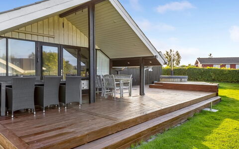 Filipa - 200M from the Sea: Legna, Architettura, Tetto, Latifoglie, Portico, Deck, Plank, Casa, Materiale Composito, Shade
