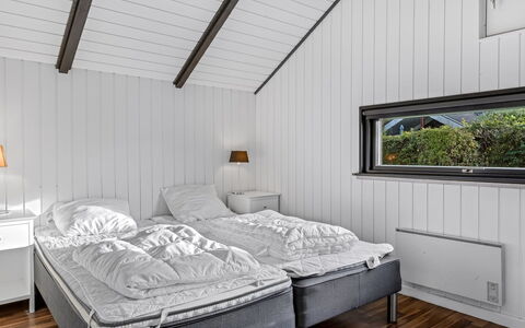 Filipa - 200M from the Sea: Camera Da Letto, Soffitto, Letto, Interior Design, Bedding, Lenzuolo, Pavimento, Telaio Del Letto, Biancheria, Latifoglie