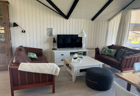 Filipa - 200M from the Sea: Mobilia, Interior Design, Legna, Pavimentazione, Pavimento, Soffitto, Divano, Camera, Soggiorno, Illuminazione