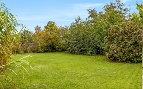 Lymke - 450M from the Sea: Casa, Tetto, Casa, Porta, Villetta, Shade, Giardino, Groundcover, Portico, Cortile