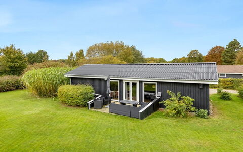 Lymke - 450M from the Sea: Casa, Tetto, Casa, Porta, Villetta, Shade, Giardino, Groundcover, Portico, Cortile