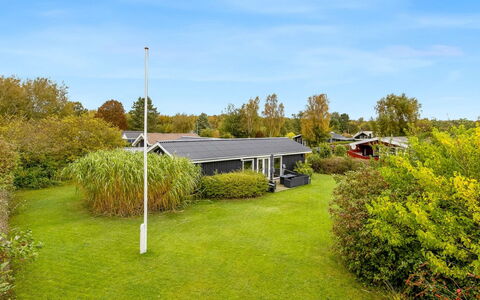 Lymke - 450M from the Sea: Casa, Tetto, Casa, Porta, Villetta, Shade, Giardino, Groundcover, Portico, Cortile