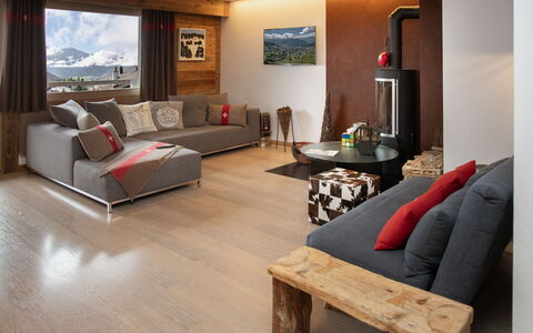 Soleil des Alpes: Mobilia, Interior Design, Pavimentazione, Divano, Pavimento, Legna, Soggiorno, Pavimento In Legno, Casa, Soffitto