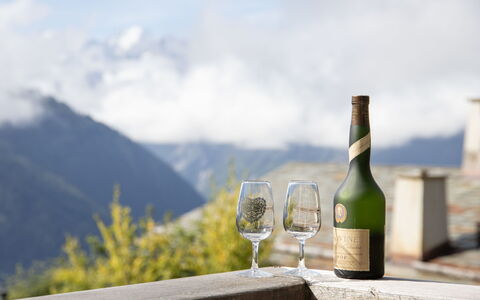 Soleil des Alpes: Bottiglia, Hill Station, Catena Montuosa, Vino, Valle, Bottiglia Di Vetro, Barware