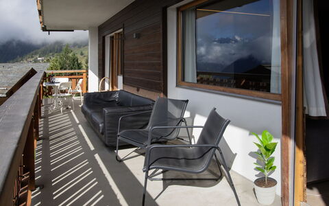 Soleil des Alpes: Legna, Portico, Balcone, Casa, Catena Montuosa, Latifoglie, Sedia, Color Legno, Cresta, Shade
