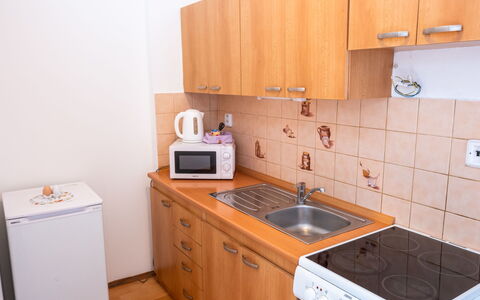 Profamily: Mobilia, Pavimentazione, Legna, Lavandino Della Cucina, Pavimento, Interior Design, Cabinetry, Cucina, Camera, Apparecchio Major