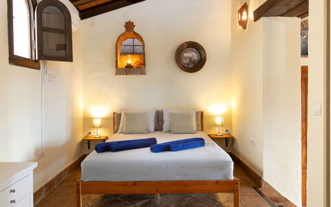 Comendador: Parete, Pavimentazione, Mobilia, Interior Design, Pavimento, Legna, Soffitto, Letto, Camera Da Letto, Illuminazione