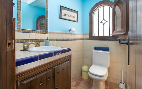Comendador: Idraulico Fixture, Lavandino Del Bagno, Bagno, Lavello, Pavimentazione, Pavimento, Interior Design, Mobiletto Del Bagno, Rubinetto, Gabinetto
