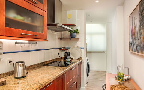 Urban Nest Estepona: Cucina, Controsoffitto, Elettrodomestico Da Cucina, Pavimentazione, Apparecchio Major, Mobilia, Interior Design, Cabinetry, Legna, Pavimento