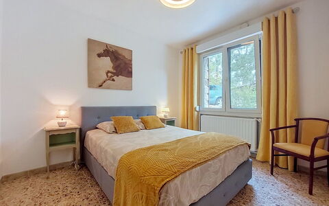 Les Pierres Fleuries: Letto, Interior Design, Mobilia, Camera Da Letto, Bedding, Lenzuolo, Parete, Camera, Soffitto, Legna