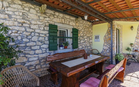Marija: Parete, Legna, Muro ​​Di Pietra, Porta, Mobilia, Villetta, Flagstone, Sedia, Portico, Mobili Da Esterno