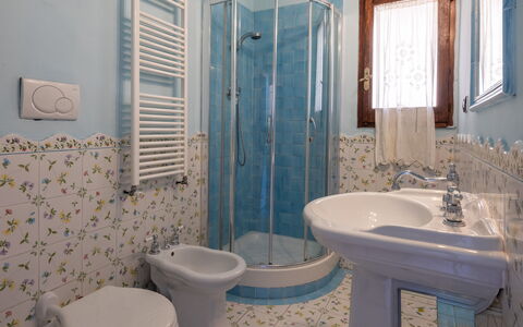 Cuore Di Firenze Apartment: Interior Design, Pavimentazione, Idraulico Fixture, Pavimento, Bagno, Illuminazione, Lavandino Del Bagno, Mobilia, Rubinetto, Lavello