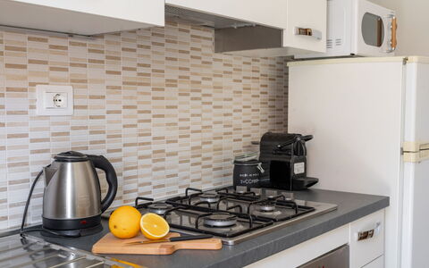 Casa La Conchiglia: Cucina, Controsoffitto, Elettrodomestico Da Cucina, Interior Design, Legna, Pavimentazione, Apparecchio Major, Elettrodomestico, Cabinetry, Pavimento