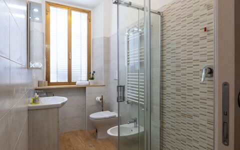 Casa La Conchiglia: Bagno, Pavimentazione, Idraulico Fixture, Pavimento, Parete, Interior Design, Lavandino Del Bagno, Lavello, Rubinetto, Idraulico