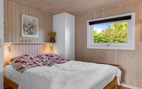 Tjarven - 350M from the Sea: Camera Da Letto, Legna, Letto, Interior Design, Pavimentazione, Lenzuolo, Pavimento, Mobilia, Soffitto, Bedding