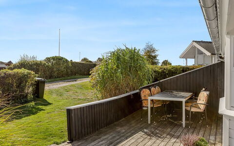 Tjarven - 350M from the Sea: Legna, Tetto, Casa, Lotto, Portico, Deck, Plank, Shade, Latifoglie, Villetta