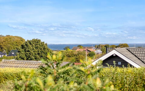 Tjarven - 350M from the Sea: Cielo, Blu, Verde, Arbusto, Paesaggio, Nube, Casa, Luce Del Sole, Villetta, Sobborgo