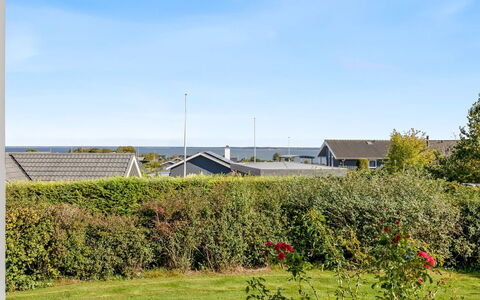 Tjarven - 350M from the Sea: Cielo, Blu, Arbusto, Lotto, Groundcover, Hedge, Giardino, Landscaping, Prato, Sobborgo