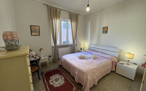 Casa Capolino: Letto, Mobilia, Camera Da Letto, Pavimento, Interior Design, Pavimentazione, Lenzuolo, Legna, Bedding, Camera