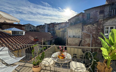 Casa Capolino: Vaso Di Fiori, Balcone, Pianta Della Casa, Appartamento, Sedia, Mobili Da Esterno, Finestra Trattamento