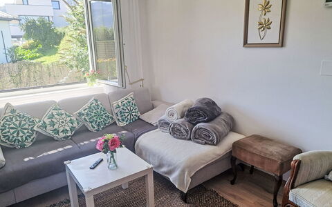 Villa Rose: Mobilia, Divano, Interior Design, Cuscino, Pavimento, Pavimentazione, Soggiorno, Camera, Casa, Lancia Cuscino