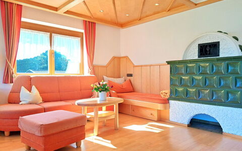 Gernkogel: Interior Design, Pavimentazione, Arancia, Soggiorno, Color Legno, Vernice, Latifoglie, Pianta Della Casa, Lampada, Pavimento In Legno