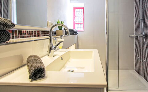 Schwalenberg 111: Bagno, Lavandino Del Bagno, Idraulico Fixture, Lavello, Interior Design, Pavimentazione, Rubinetto, Pavimento, Idraulico, Vasca Da Bagno