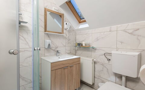 Relax Lika: Pavimentazione, Idraulico Fixture, Pavimento, Interior Design, Bagno, Legna, Lavello, Rubinetto, Lavandino Del Bagno, Mobiletto Del Bagno