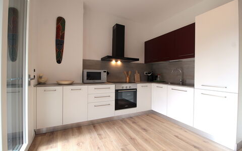 House Martina: Pavimentazione, Cucina, Interior Design, Elettrodomestico Da Cucina, Controsoffitto, Pavimento, Cabinetry, Legna, Mobilia, Pavimento In Legno